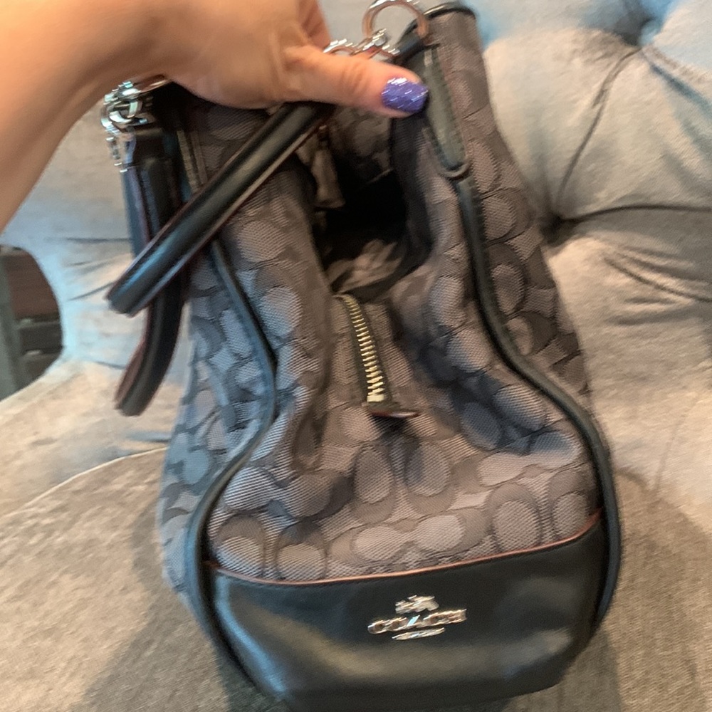 Classic COACH 3-tier purse in LIKE NEW Condition